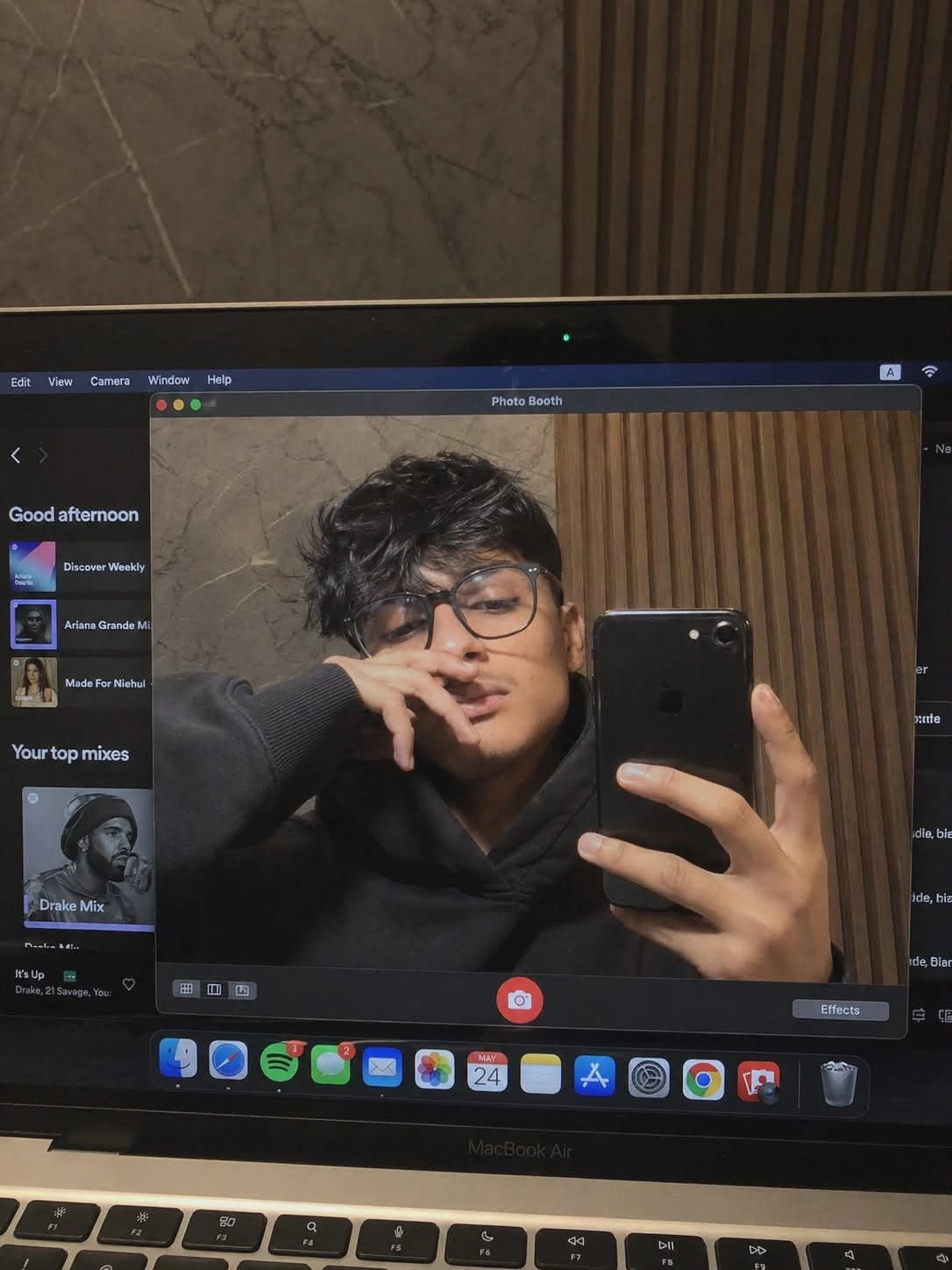 Селфи с MacBook в чёрной худи