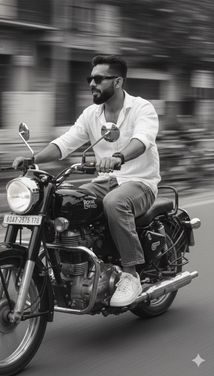 Молодой человек на Royal Enfield Thunderbird 350 в черно-белом стиле
