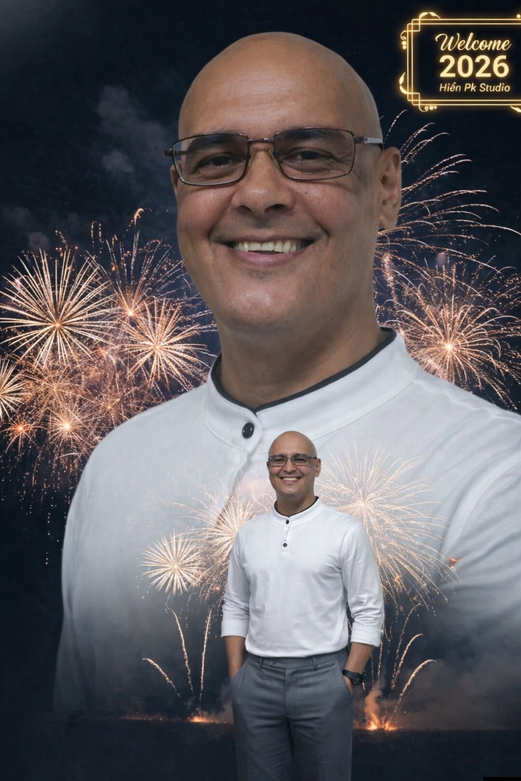 Улыбчивый лысый мужчина в очках на фоне фейерверков