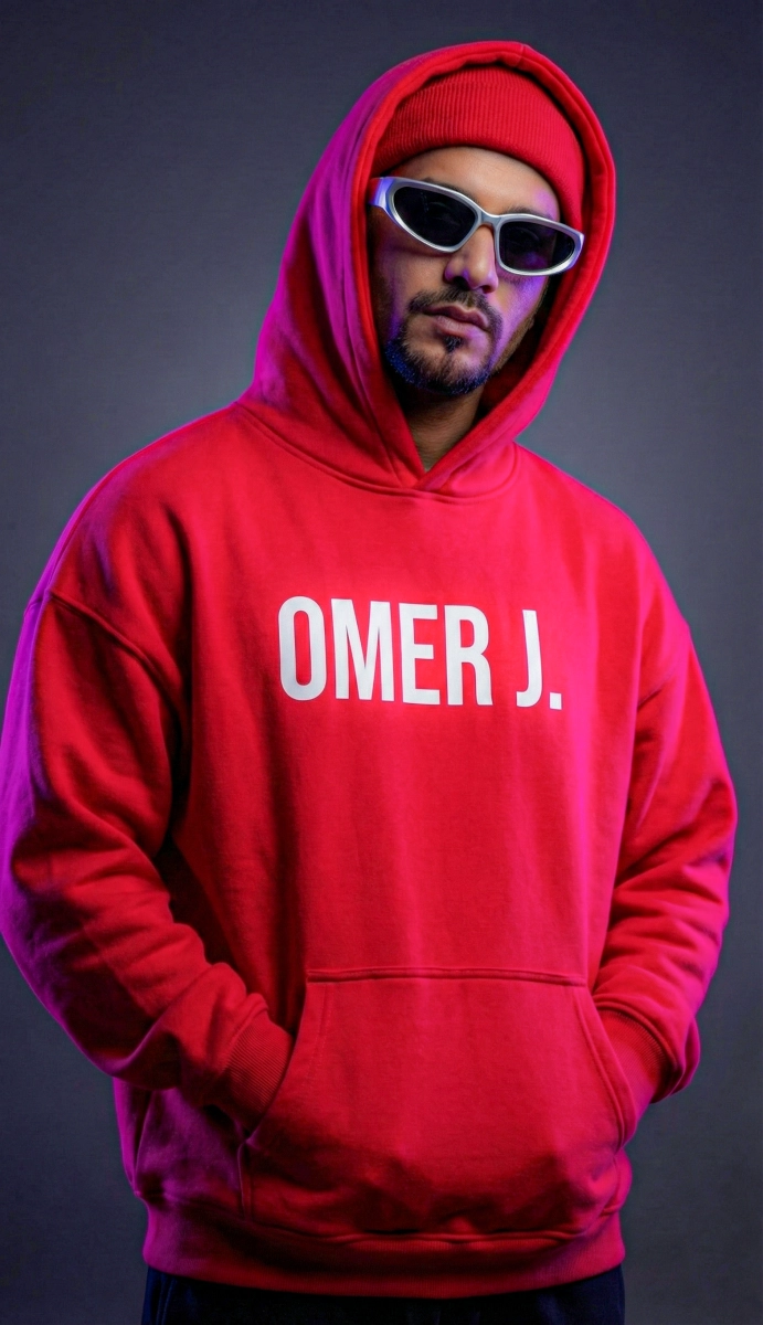 Мужчина в красной худи с надписью OMER J и очками