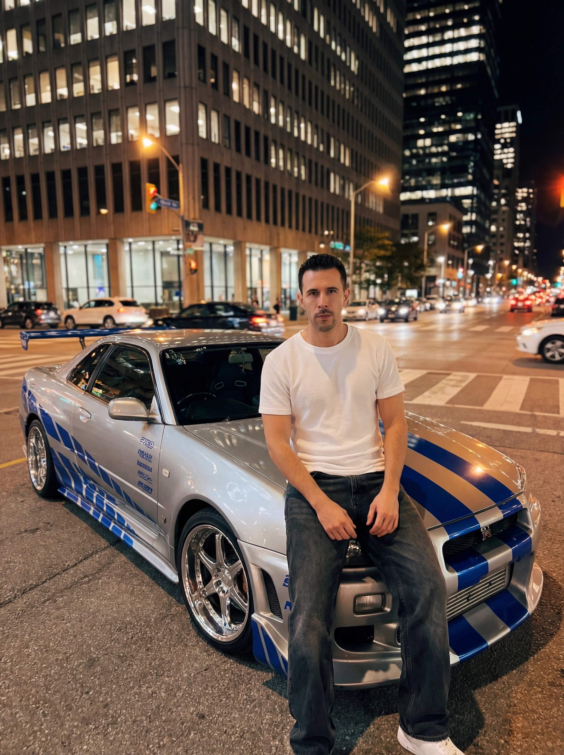 Мужчина на Nissan Skyline GTR R34 в ночном городе