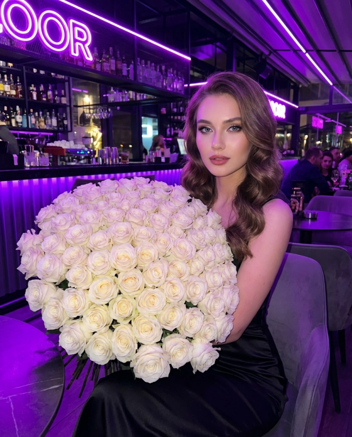 Женщина с букетом из 1000 роз в неоновом кафе