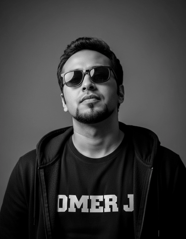 Портрет в вертикальном формате с контрастным освещением и надписью OMER J на футболке