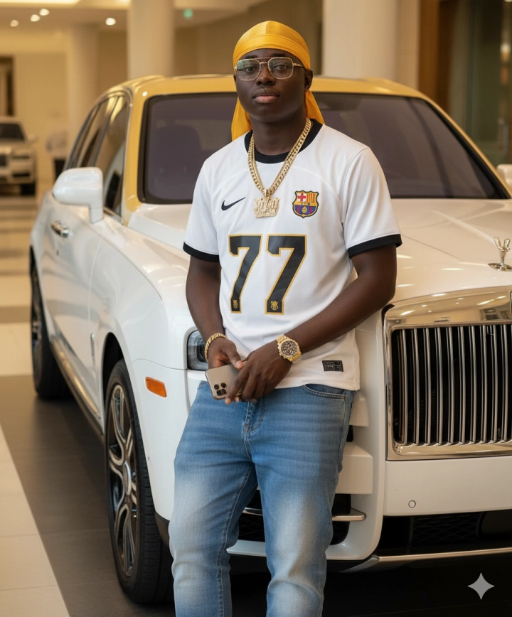Стильный молодой чернокожий мужчина у Rolls Royce Cullinan